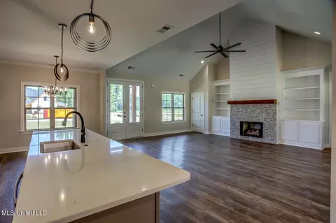Living - 9095 Bennett Trl, Hernando, MS 38632 photo 3 of 4