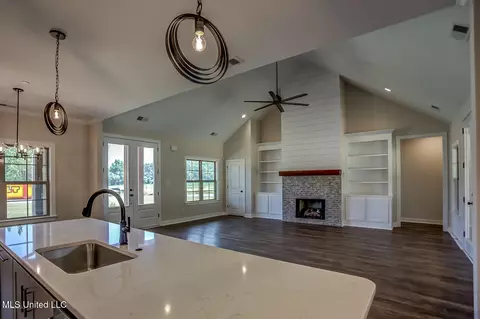 Living - 9095 Bennett Trl, Hernando, MS 38632 photo 1 of 4