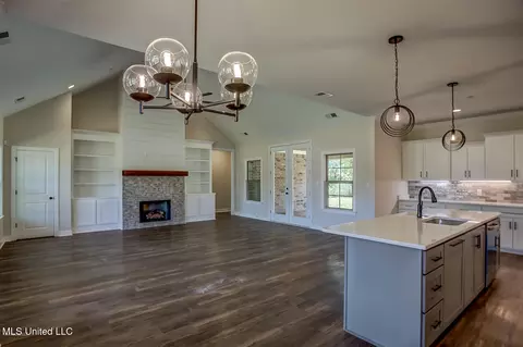 Living - 9095 Bennett Trl, Hernando, MS 38632 photo 2 of 4