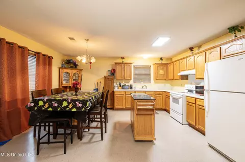 Kitchen - 3305 N Robertson Rd, Nesbit, MS 38651 photo 2 of 4