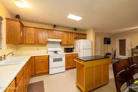 Kitchen - 3305 N Robertson Rd, Nesbit, MS 38651 photo 4 of 4