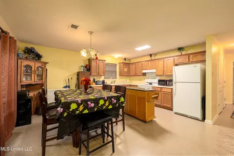 Kitchen - 3305 N Robertson Rd, Nesbit, MS 38651 photo 1 of 4