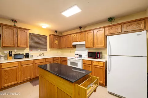 Kitchen - 3305 N Robertson Rd, Nesbit, MS 38651 photo 3 of 4
