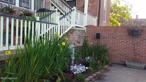 Exterior - 1016 Main St, Natchez, MS 39120 photo 12 of 17