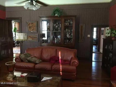 Living - 1016 Main St, Natchez, MS 39120 photo 1 of 2