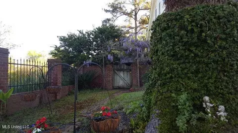 Exterior - 1016 Main St, Natchez, MS 39120 photo 6 of 17