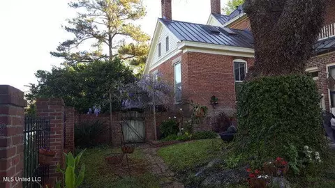 Exterior - 1016 Main St, Natchez, MS 39120 photo 7 of 17