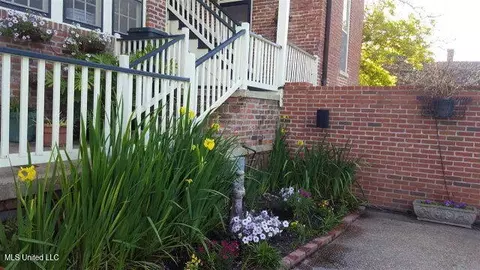 Exterior - 1016 Main St, Natchez, MS 39120 photo 8 of 17