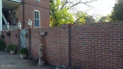 Exterior - 1016 Main St, Natchez, MS 39120 photo 10 of 17