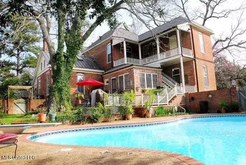 Exterior - 1016 Main St, Natchez, MS 39120 photo 3 of 17