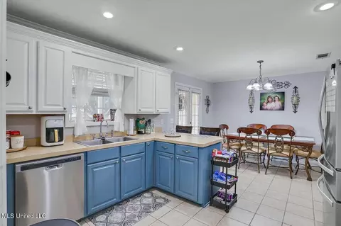 Kitchen - 570 Lincolns Dr, Brandon, MS 39042 photo 3 of 4