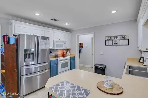 Kitchen - 570 Lincolns Dr, Brandon, MS 39042 photo 4 of 4