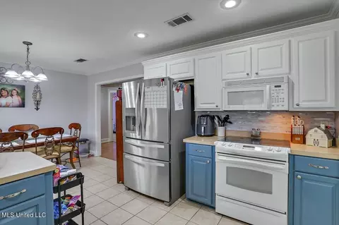 Kitchen - 570 Lincolns Dr, Brandon, MS 39042 photo 2 of 4