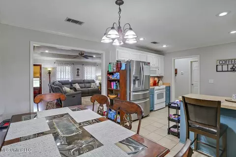 Dining - 570 Lincolns Dr, Brandon, MS 39042 photo 2 of 2