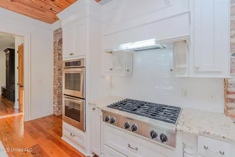 Kitchen - 302 Vinca Cv, Madison, MS 39110 photo 4 of 10