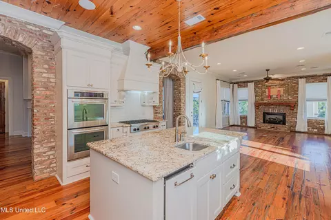 Kitchen - 302 Vinca Cv, Madison, MS 39110 photo 10 of 10