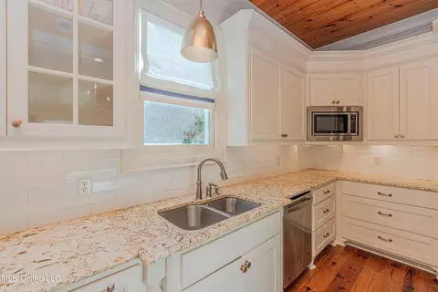 Kitchen - 302 Vinca Cv, Madison, MS 39110 photo 7 of 10