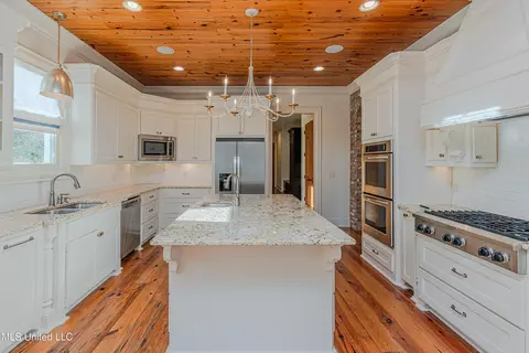 Kitchen - 302 Vinca Cv, Madison, MS 39110 photo 2 of 10