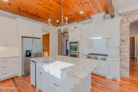 Kitchen - 302 Vinca Cv, Madison, MS 39110 photo 3 of 10