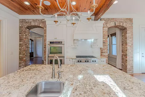 Kitchen - 302 Vinca Cv, Madison, MS 39110 photo 9 of 10
