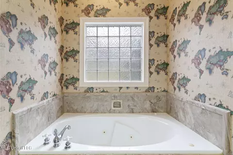 Bath - 205 Lafayette Ln, Flowood, MS 39232 photo 2 of 4