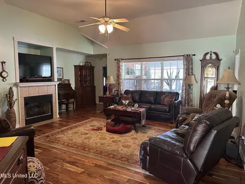 Living - 1686 Tara Dr, Hernando, MS 38632 photo 2 of 2