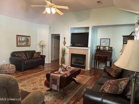 Living - 1686 Tara Dr, Hernando, MS 38632 photo 1 of 2