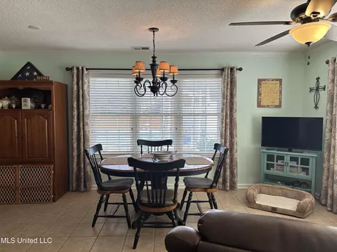 Dining - 1686 Tara Dr, Hernando, MS 38632 photo 2 of 2