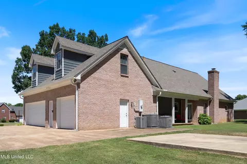 Exterior - 3500 Lake Grove Dr, Hernando, MS 38632 photo 5 of 18