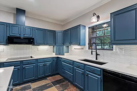 Kitchen - 3500 Lake Grove Dr, Hernando, MS 38632 photo 4 of 7