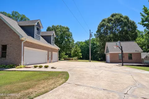Exterior - 3500 Lake Grove Dr, Hernando, MS 38632 photo 6 of 18