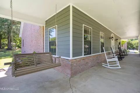 Exterior - 3500 Lake Grove Dr, Hernando, MS 38632 photo 4 of 18
