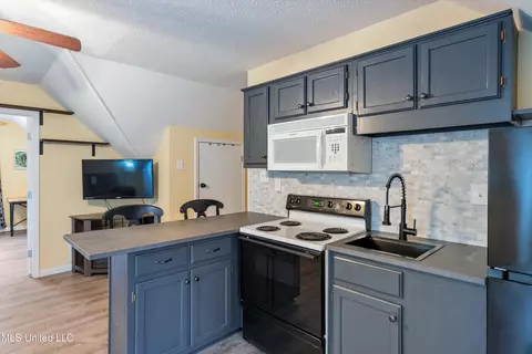 Kitchen - 3500 Lake Grove Dr, Hernando, MS 38632 photo 7 of 7