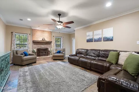 Living - 3500 Lake Grove Dr, Hernando, MS 38632 photo 1 of 1