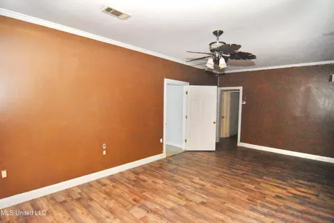 Living - 604 Bailey St, Forest, MS 39074 photo 7 of 8