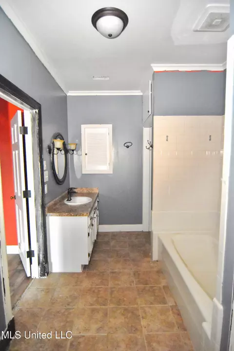 Bath - 604 Bailey St, Forest, MS 39074 photo 1 of 7