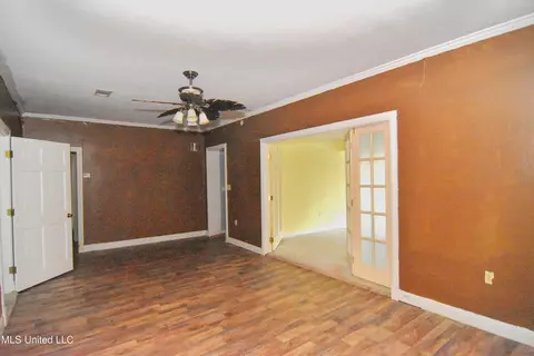 Living - 604 Bailey St, Forest, MS 39074 photo 6 of 8