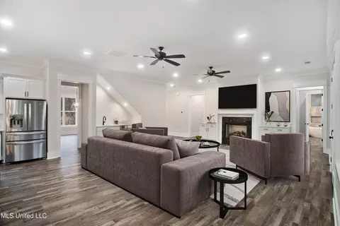 Living - 10187 Woolsey Road Rd, Olive Branch, MS 38654 photo 2 of 3