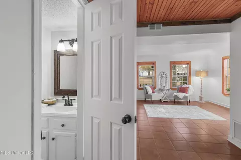 Entry Way - 869 Harbor Bend Dr, Brandon, MS 39047 photo 5 of 6