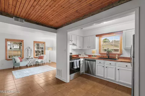 Kitchen - 869 Harbor Bend Dr, Brandon, MS 39047 photo 1 of 3