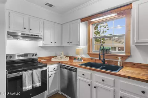 Kitchen - 869 Harbor Bend Dr, Brandon, MS 39047 photo 2 of 3