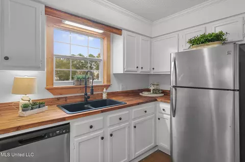 Kitchen - 869 Harbor Bend Dr, Brandon, MS 39047 photo 3 of 3