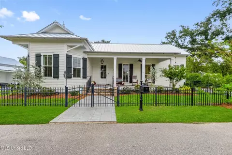 107 Mcdonald Ln, Bay Saint Louis, MS 39520
