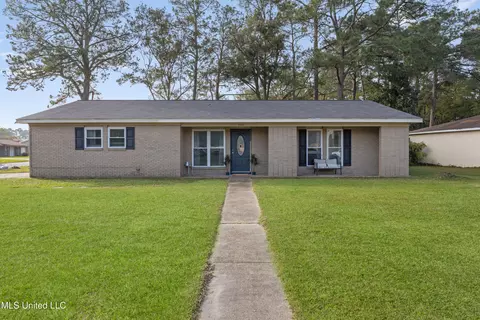 2201 University St, Gautier, MS 39553