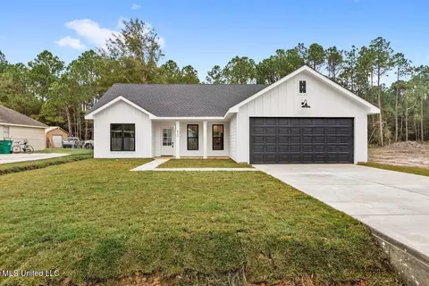 622 Edna St, Waveland, MS 39576