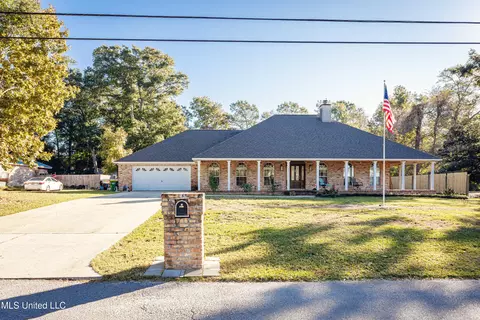 1716 Seashore Ave, Ocean Springs, MS 39564
