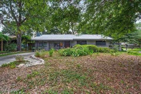 50 Choctaw Cir, Ocean Springs, MS 39564