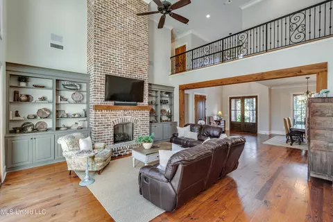 Living - 125 Chestnut Hill Rd, Flora, MS 39071 photo 6 of 7
