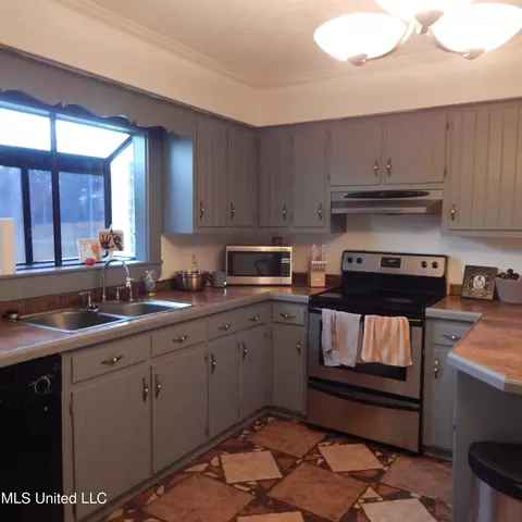 Kitchen - 166 Raineys Ln, Lucedale, MS 39452 photo 3 of 5