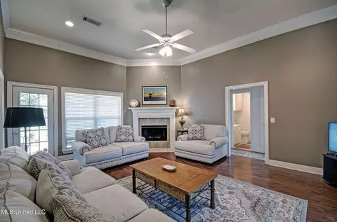 Living - 132 Evergreen Way, Flowood, MS 39232 photo 2 of 3
